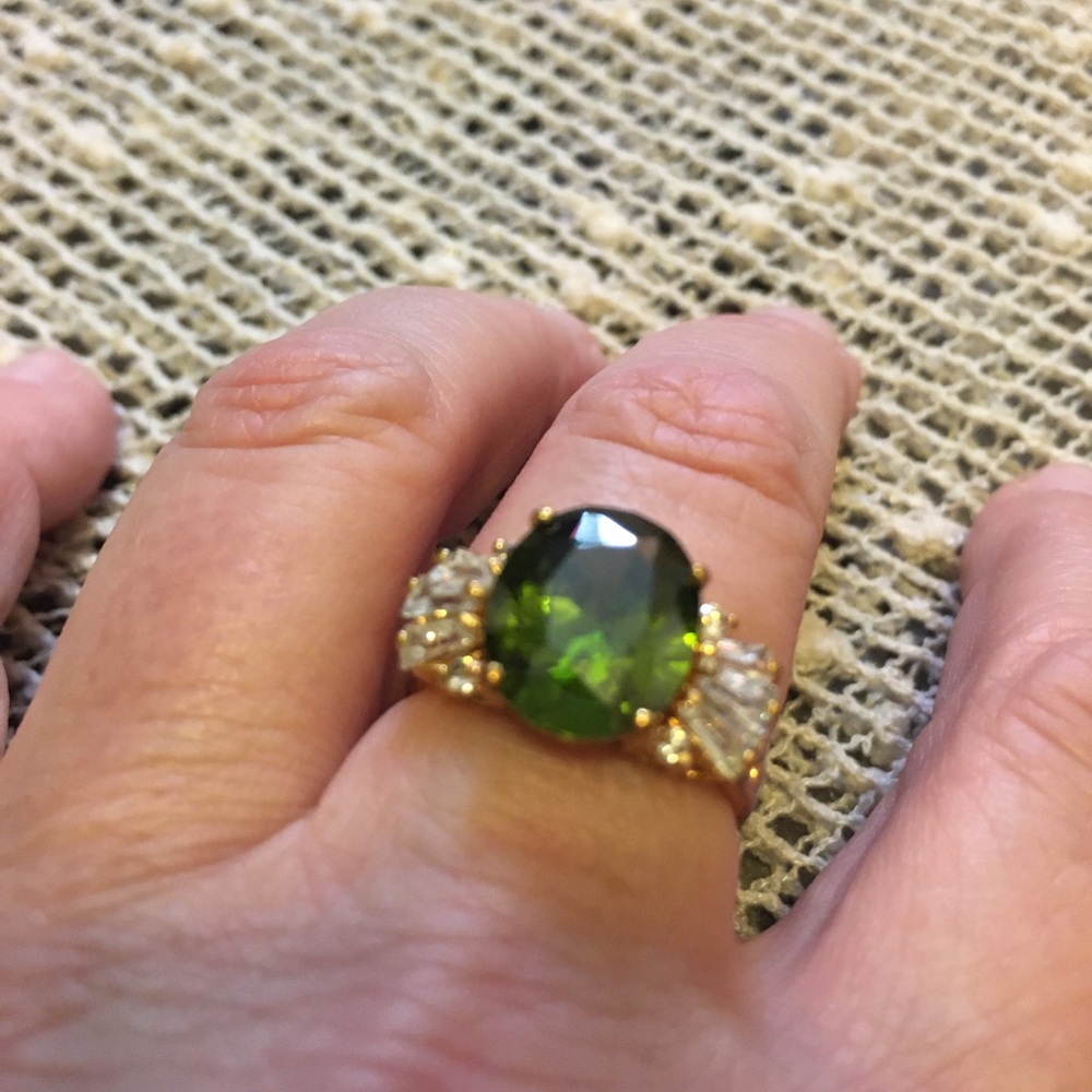 Elegant Green and Gold Women's Ring , size 7